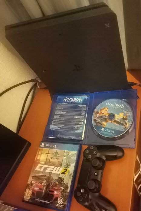 Consola ps4 1TB + comando + 2 jogos