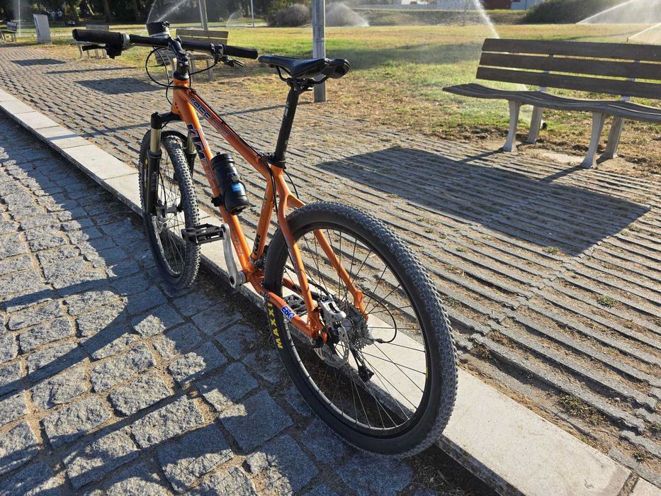 KTM Race Line 26" hardtail • RockShox Reba • Shimano XT hidráulico 3×9