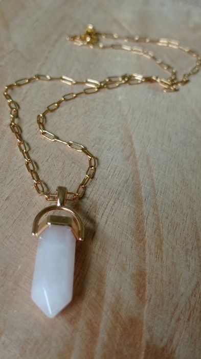 Przecena, Naszyjnik z kwarcu różowego w złotym, metalowym okuciu