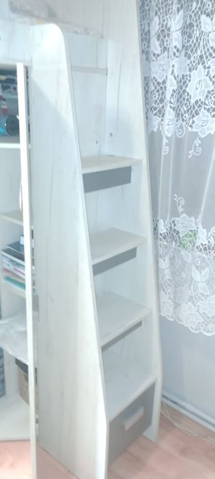 Łóżko piętrowe z biurkiem i narożną szafą