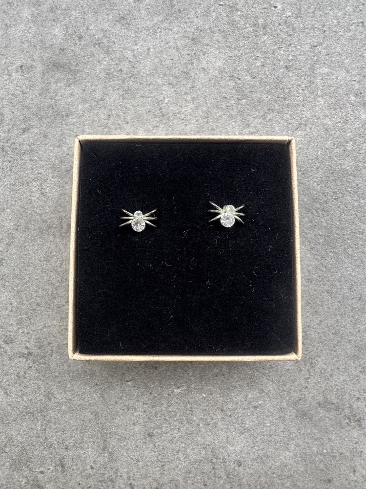Kolczyki w kształcie pająków zapinane na wkrętki ze srebra próby 925