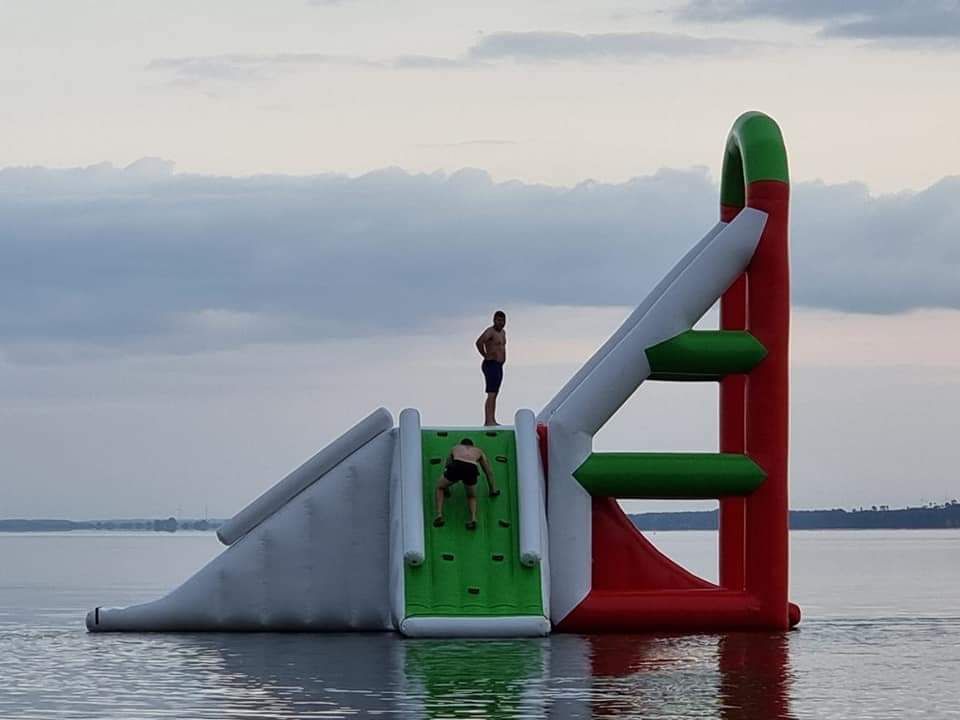 Duży dmuchany plac zabaw na wodzie
