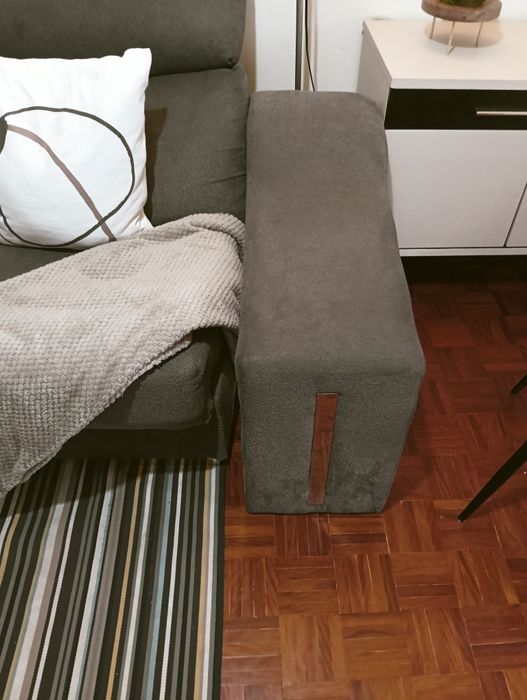 Sofá chaise lounge cinza com baú e 1 puff