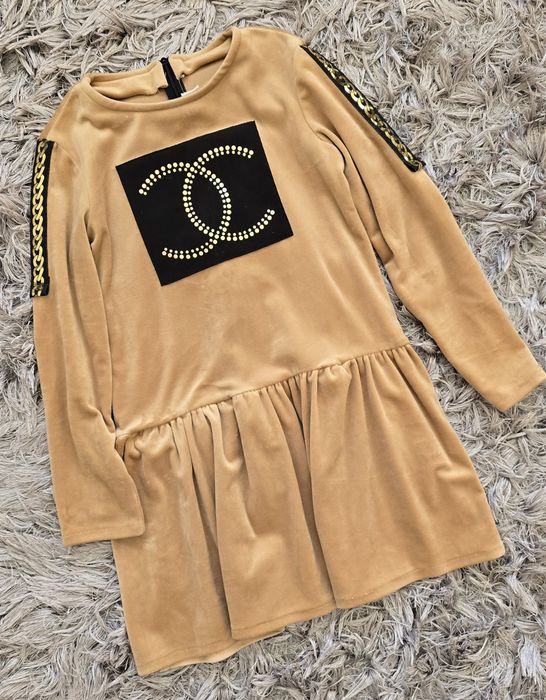 Beżowa że złotym welurowa sukienka rozm.146