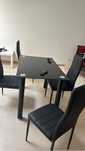 Conjunto de mesa com 4 cadeiras preto, vidro temperado e couro sinteti