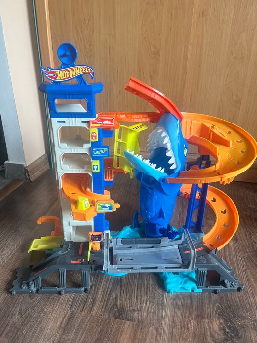 Hot wheels city, track.