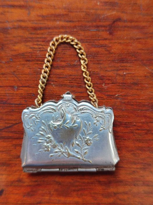 Relicário em metal banhado a prata