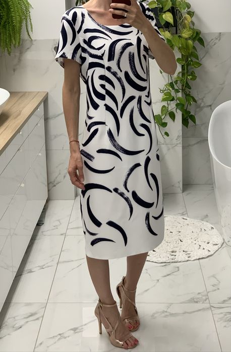 Sukienka wizytowa biala w malarski wzor granatowy plus size midi 44