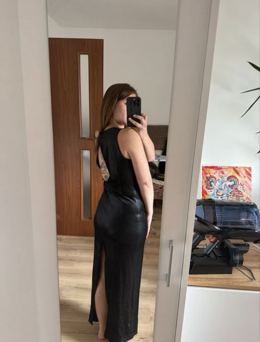 Piekna diuga czarna sukienka o dopasowanym kroju