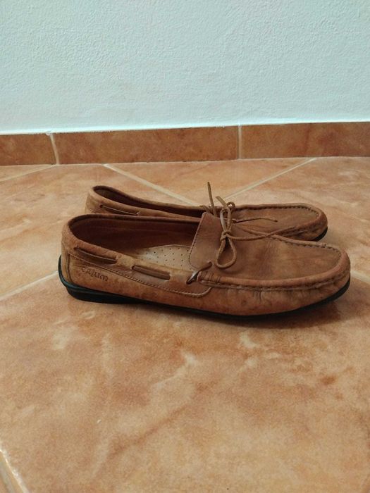 Sapatos à vela de cor castanho