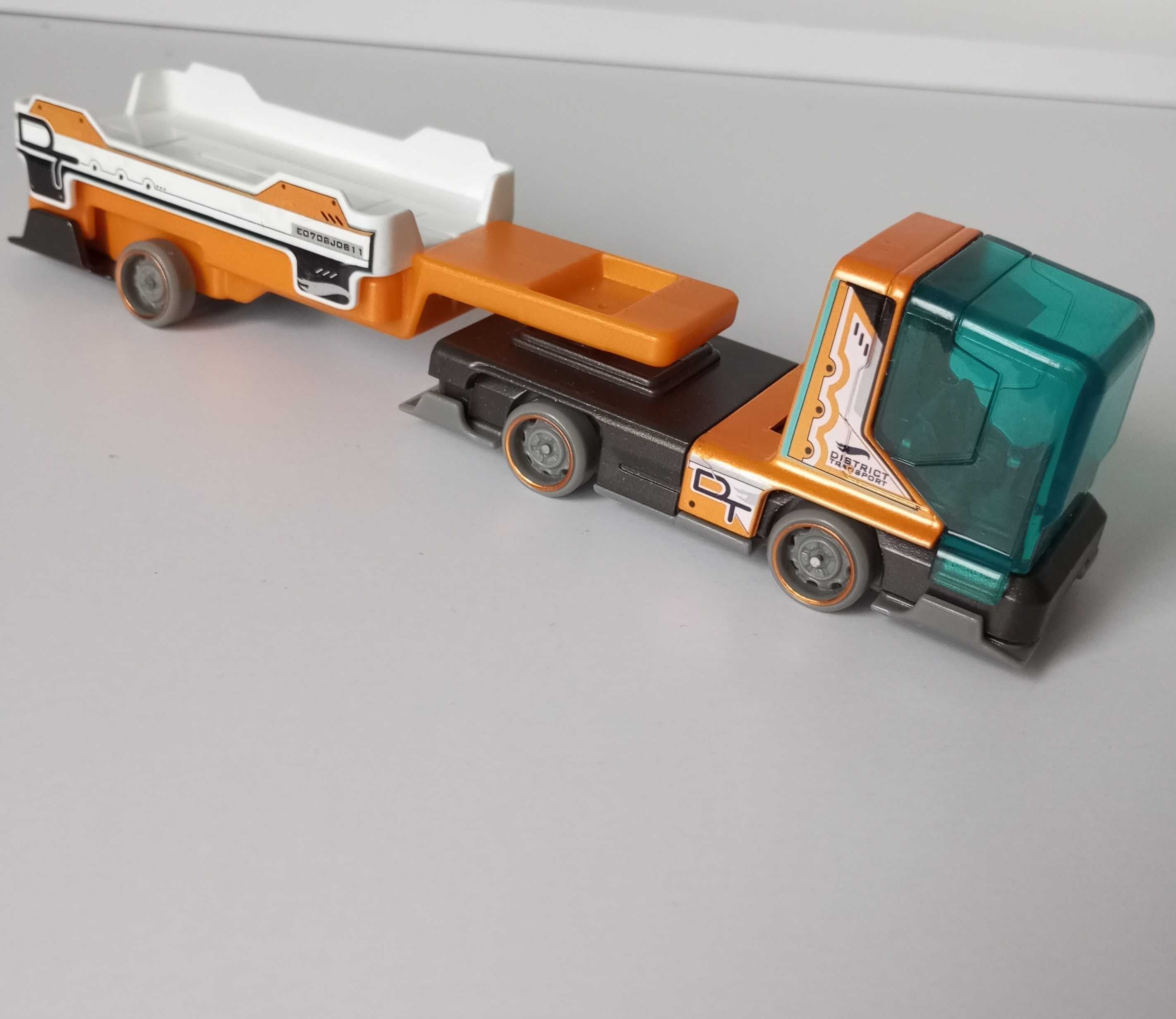 Машина далекобійника Hot Wheels District Transport GRT98