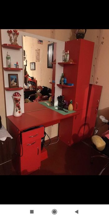 Перукарські та манюкірні меблі