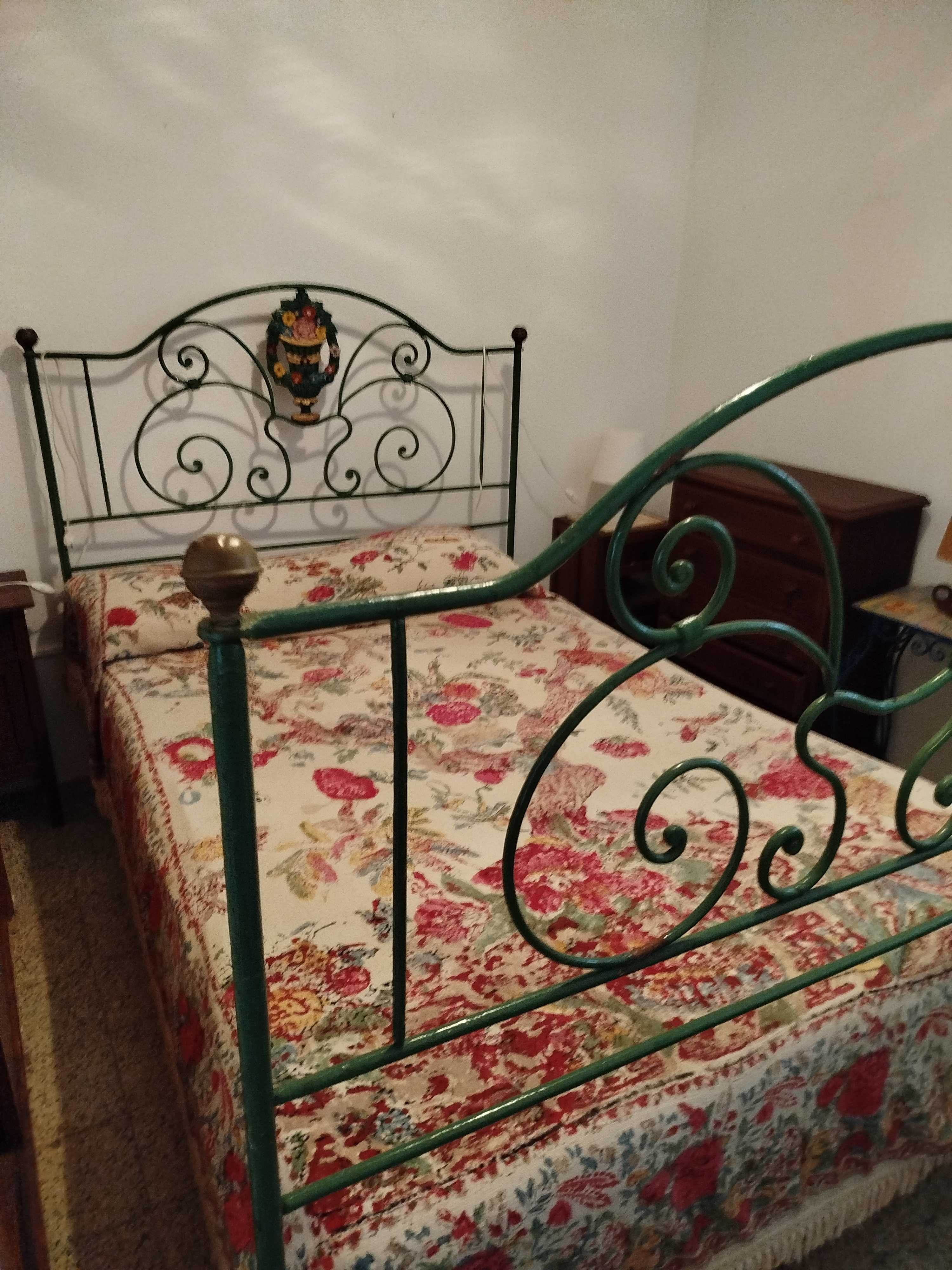 Cama ferro antiga - Verde