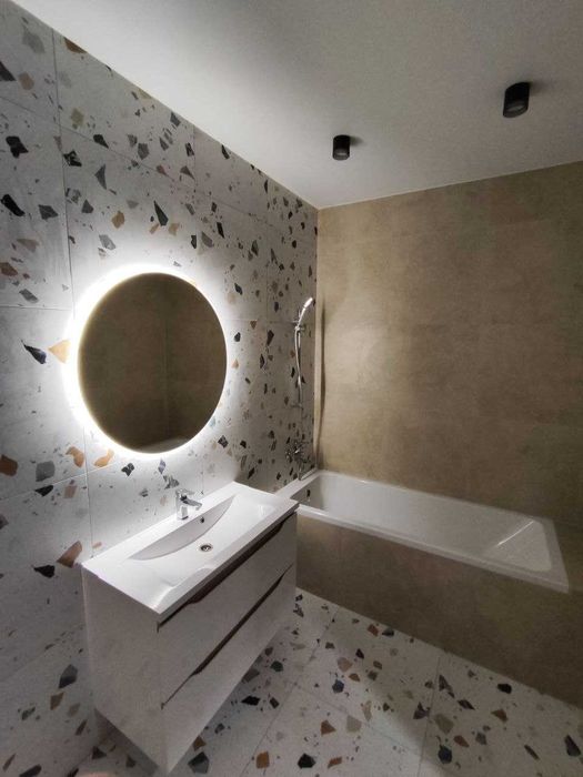 2к  НИЖЧЕ РИНКУ, ремонт, середный поверх, не кутова!