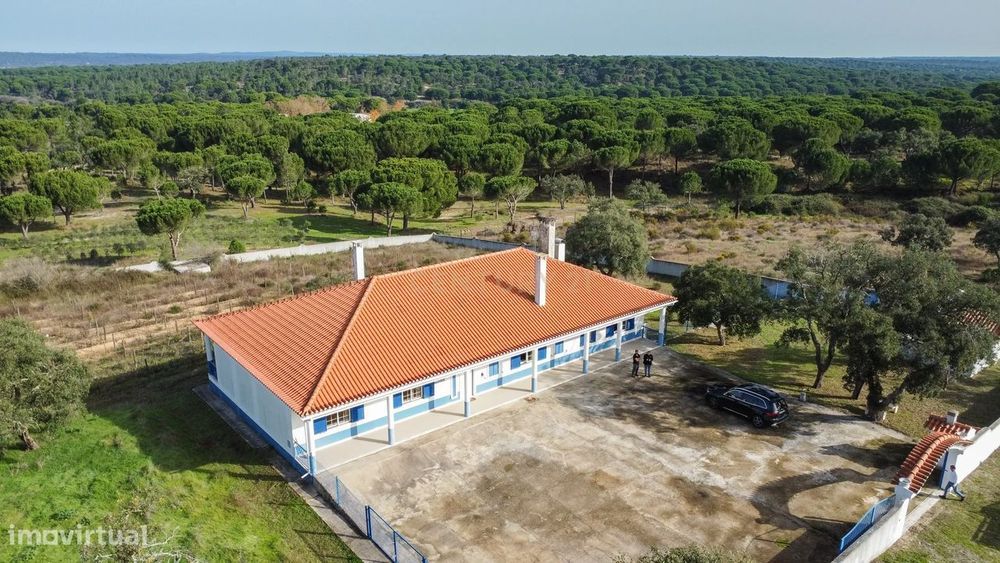 Moradia T4 em Herdade de 9,5 ha