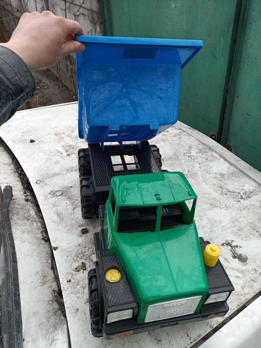 Продам детскую игрушечную машину грузовик MAN
