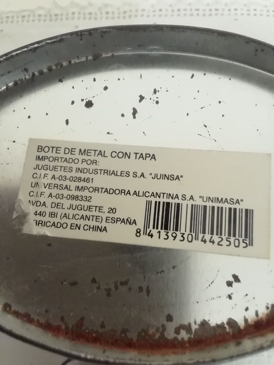 Lata antiga, vazia