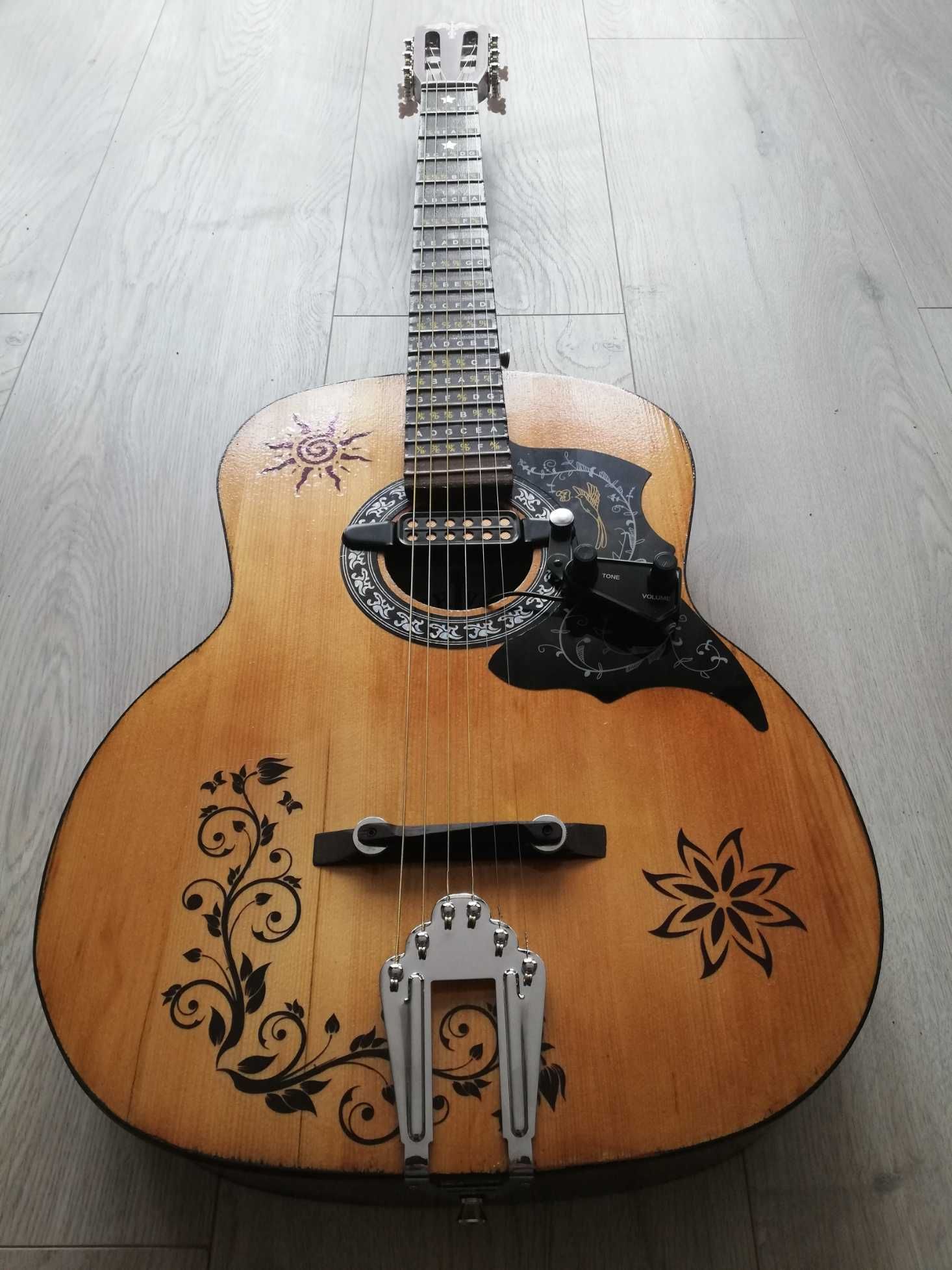 Gitara Elektroakustyczna.
