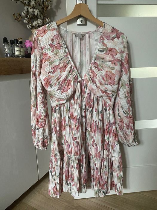 Sukienka z bufiastymi rękawami i odcięciem pod biustem