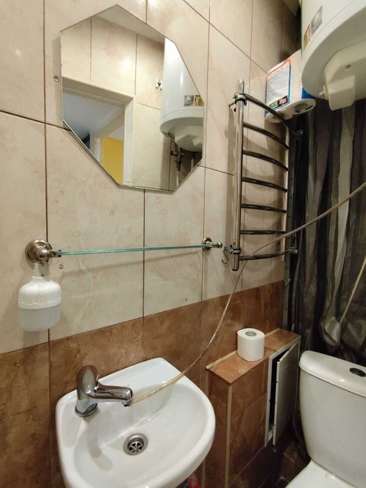 Продам гостинку 29м.кв.,метро Деміївська   48000$
