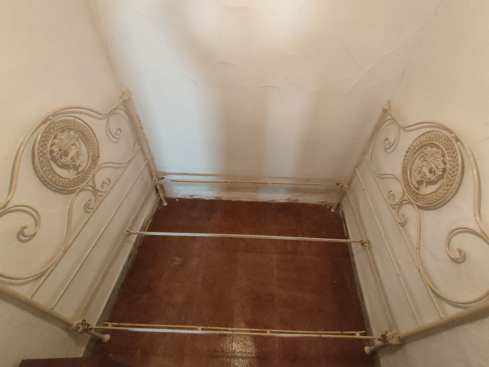 Cama de ferro antiga.