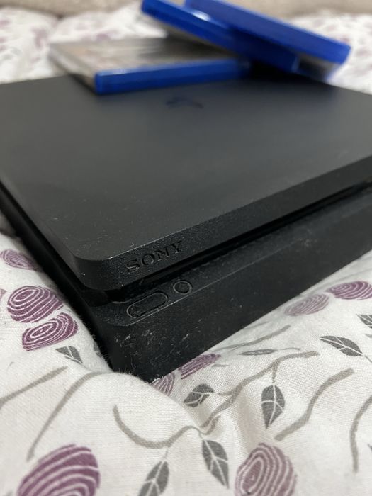 PS4 Slim 500 GB + 3 jogos (GTA V, COD WWII, God of War) — sem comando
