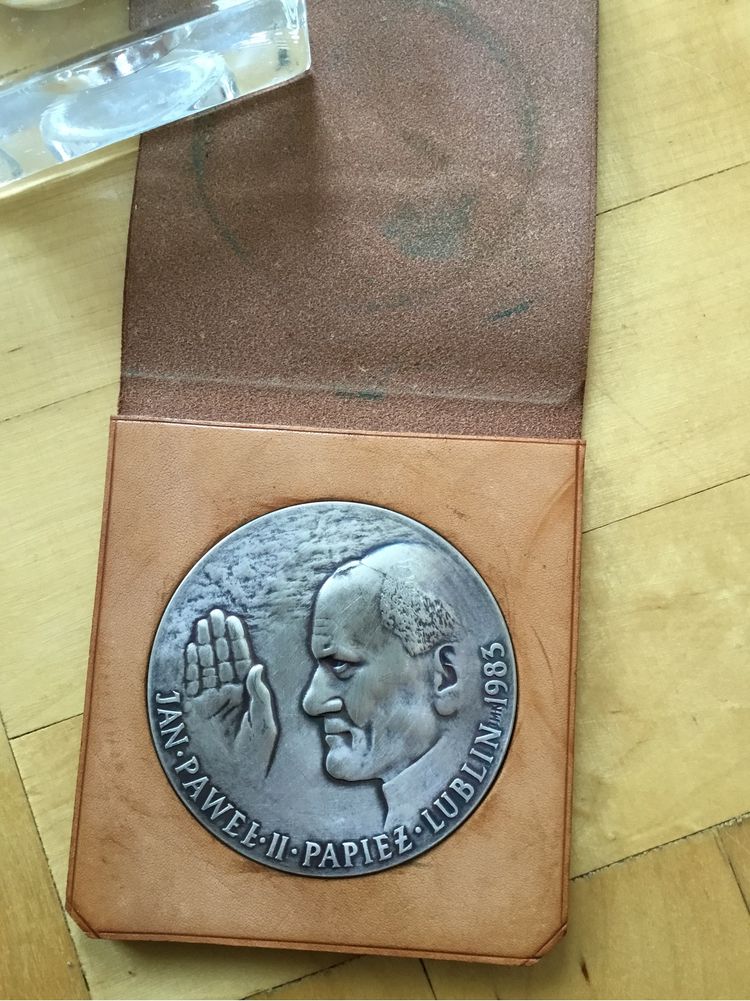 Medal Jan Paweł II  Papież Lublin, Majdanek 1983 w skórzanym etiu