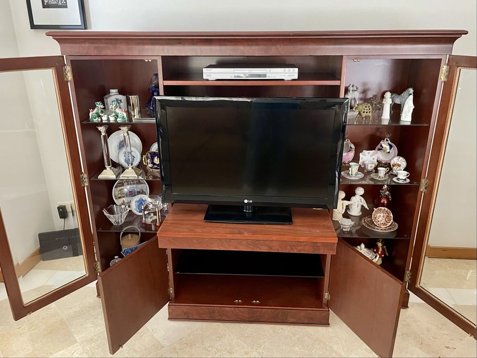Móvel de Sala Clássico com Vitrine e Base Deslizante para TV