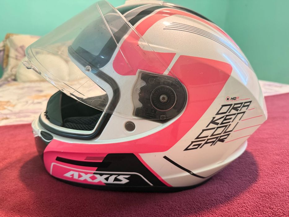 Capacete com marcas de uso