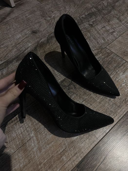 Чорні туфлі в камінчик