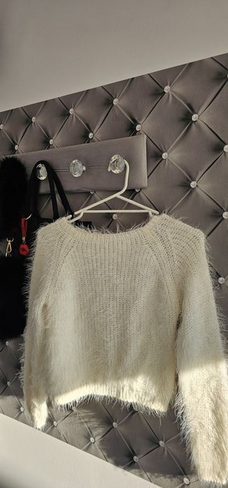 Sweter biały z włosem
