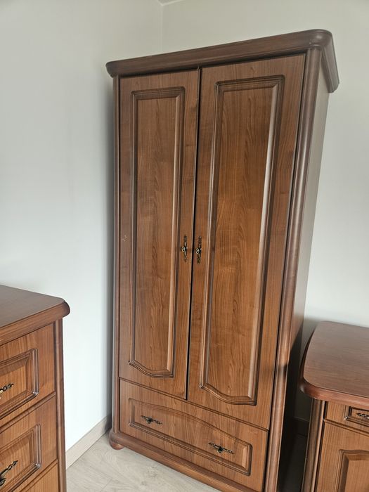 Komplet mebli z rzeźbionymi frontami