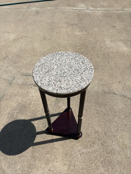 Mesa de apoio redonda com pedra de granito