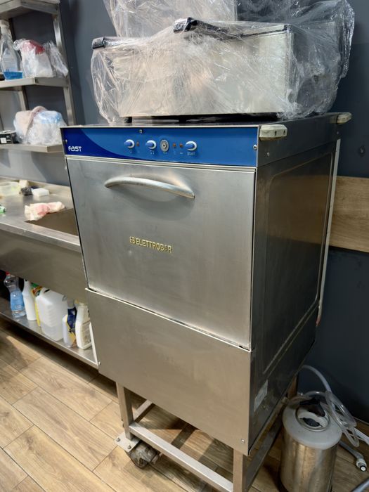 Промислова посудомийна машина