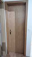 Porta completa em madeira maciça  cor carvalho