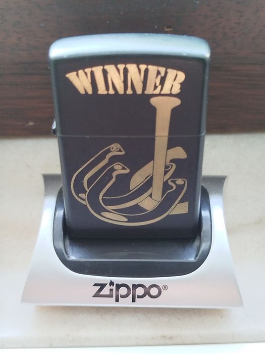 Isqueiro da marca Zippo com suporte