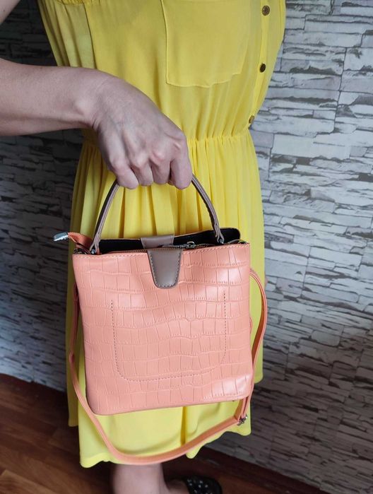 Стильна жіноча сумка у трендовому відтінку персик