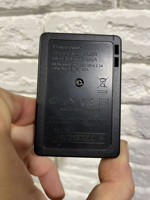 Зарадний пристрій для фотоапарата