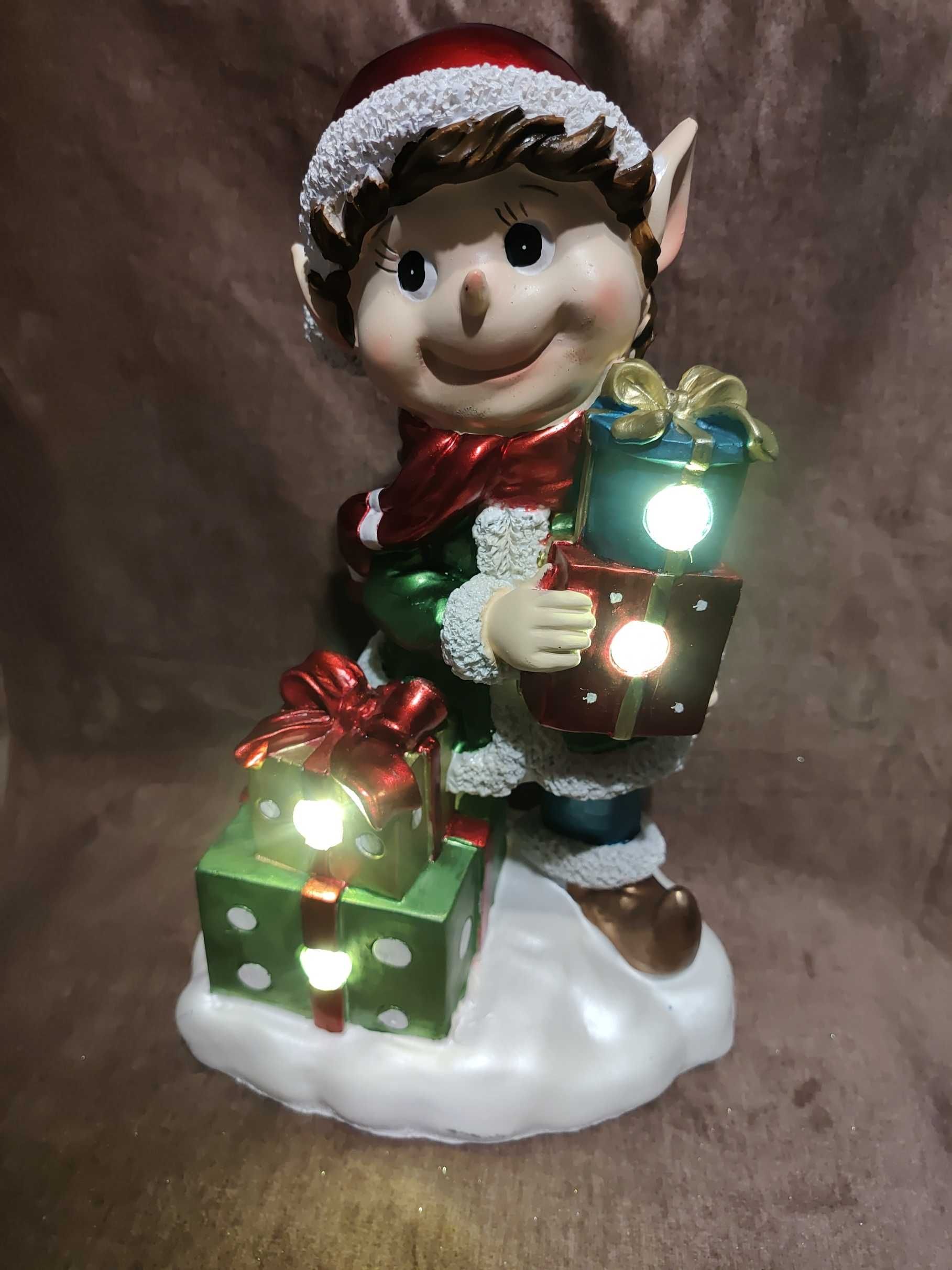 Figurka Elf świąteczny z prezentami  34 cm swiecąca