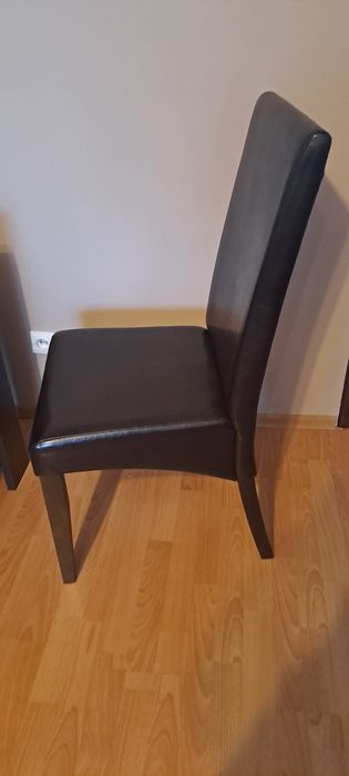 Stół z krzesłami