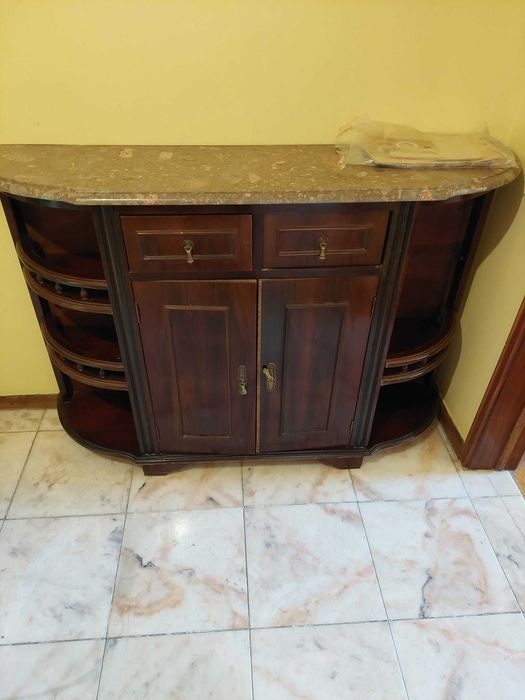 Mobília em madeira maciça