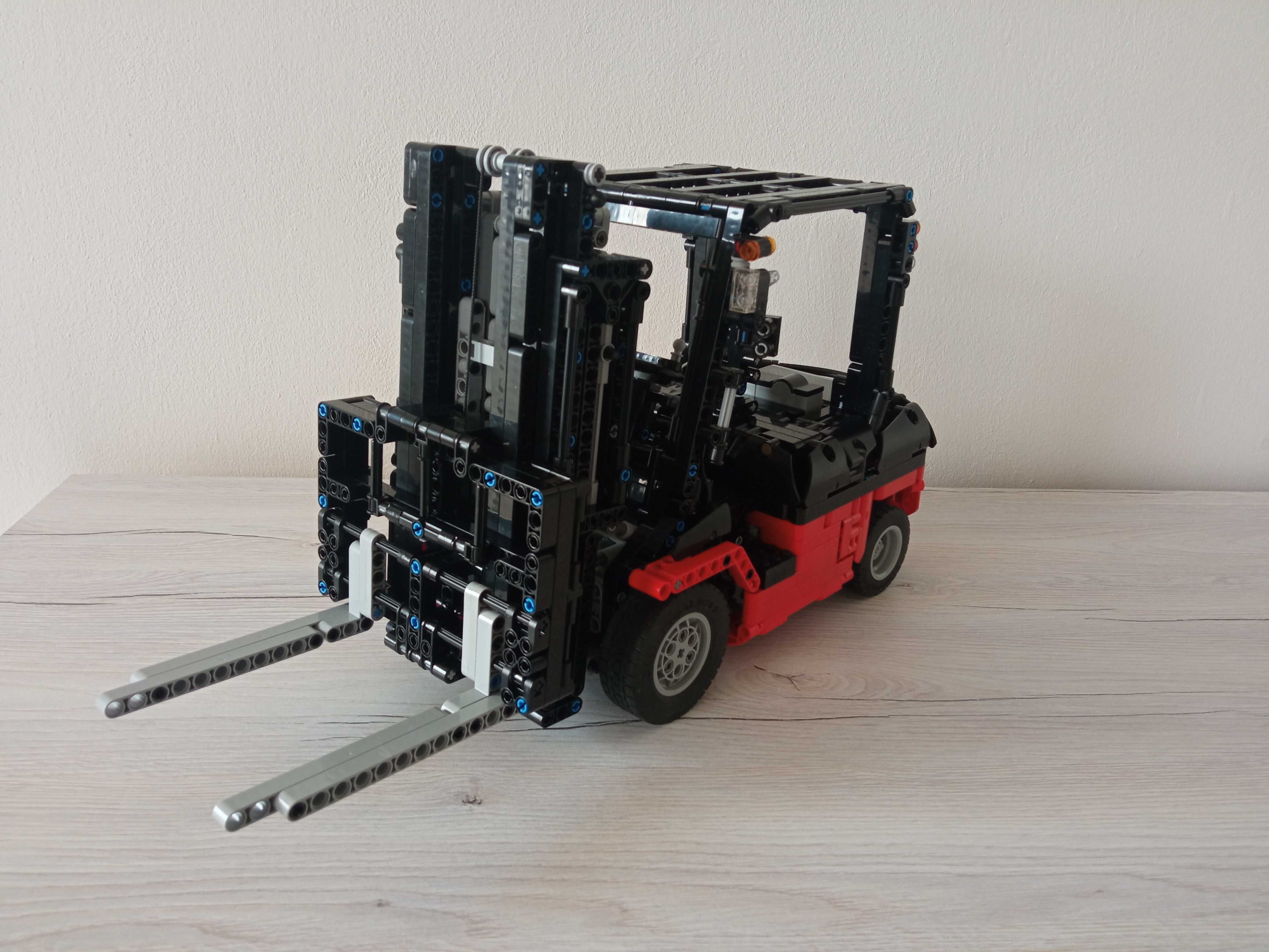 LEGO Technic MOC Custom Forklift Mk II by KevinMoo