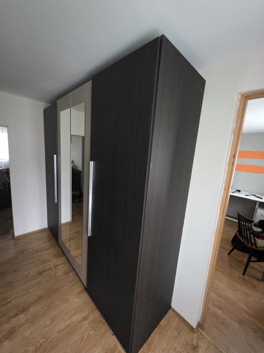 Duża szafa z otwieranymi drzwiami