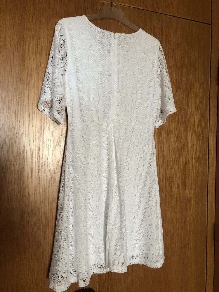 Vestido branco com renda Cortefiel