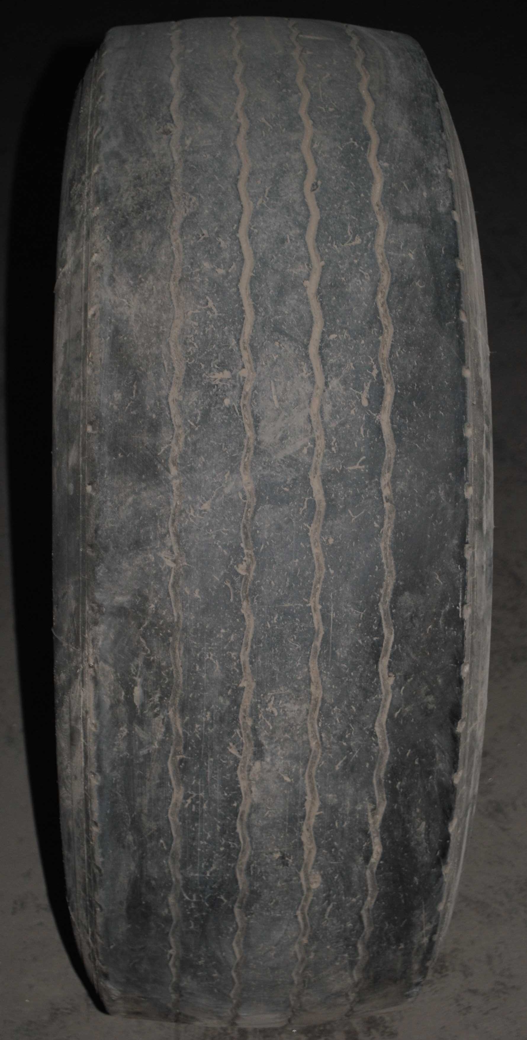 1 вантажна шина Advance 385/65R22.5 прот. 4,5-5мм без латок вип 3318 р