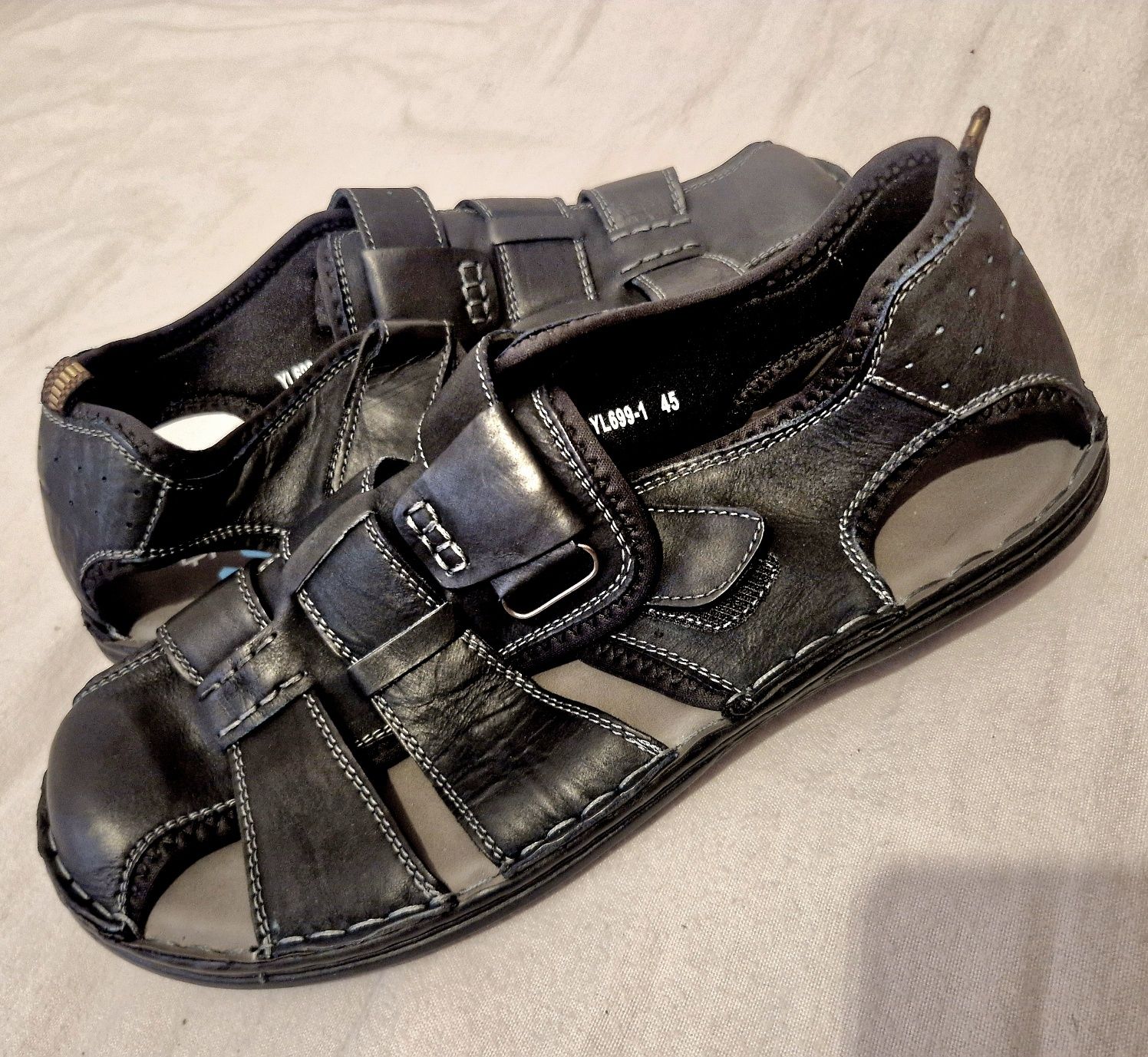 Sandálias novas a estrear n 45 n 46
Pele preto -17 eur
Camurça bege-12