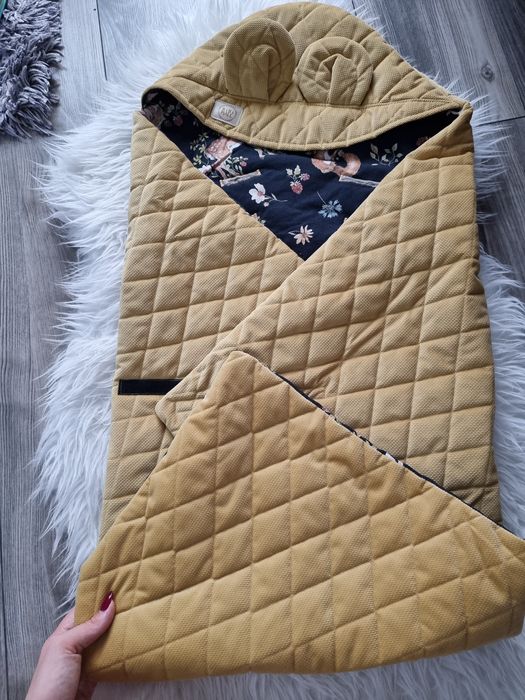 Dwustronny otulacz to fotelika samochodowego