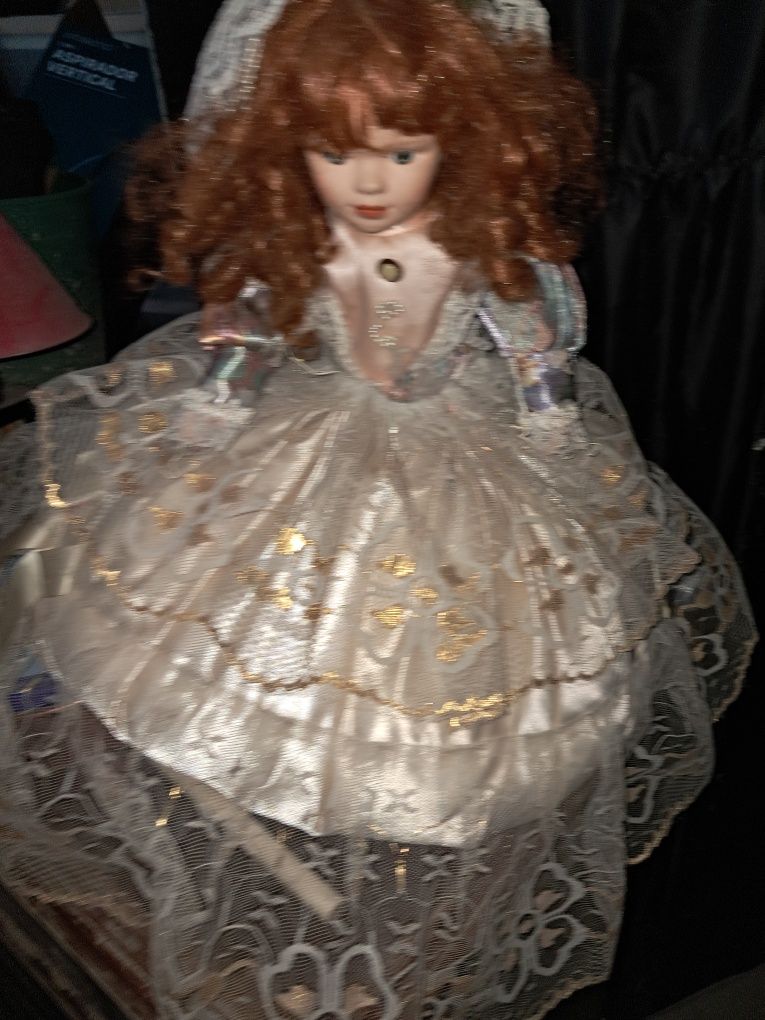 Boneca em porcelana com almofada