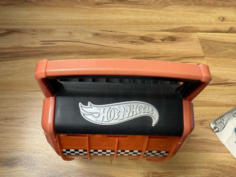 Hot whells, Matchbox - walizka, myjnia, wyrzutnia i komisariat policji