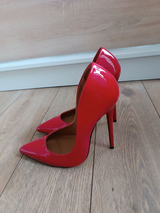 Czerwone lakierowane szpilki